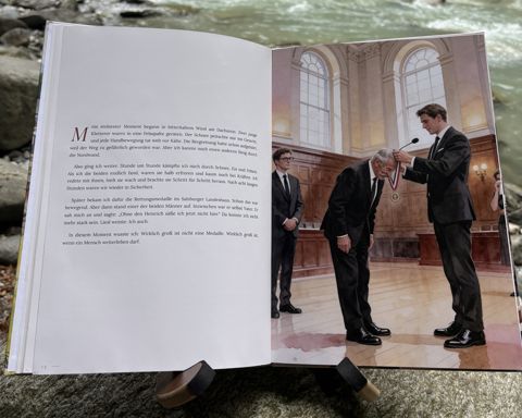 Das gedruckte Buch „Wer ist Opa?“ am Fluss: Aufgeschlagen, Doppelseite 7